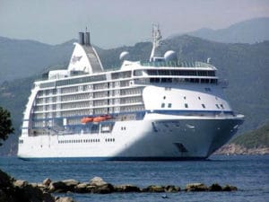 Marinha realiza evacuação médica de passageira de navio Seven Seas Voyager