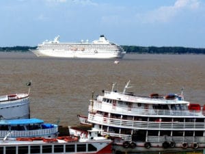 Crystal Symphony no Rio Amazonas.