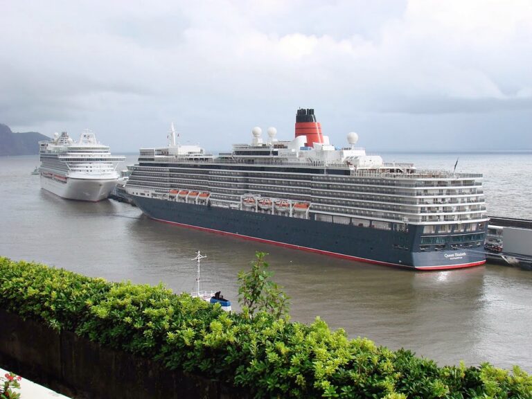 Queen Elizabeth e Azura no Funchal