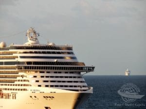 Quatro navios em Santos neste domingo