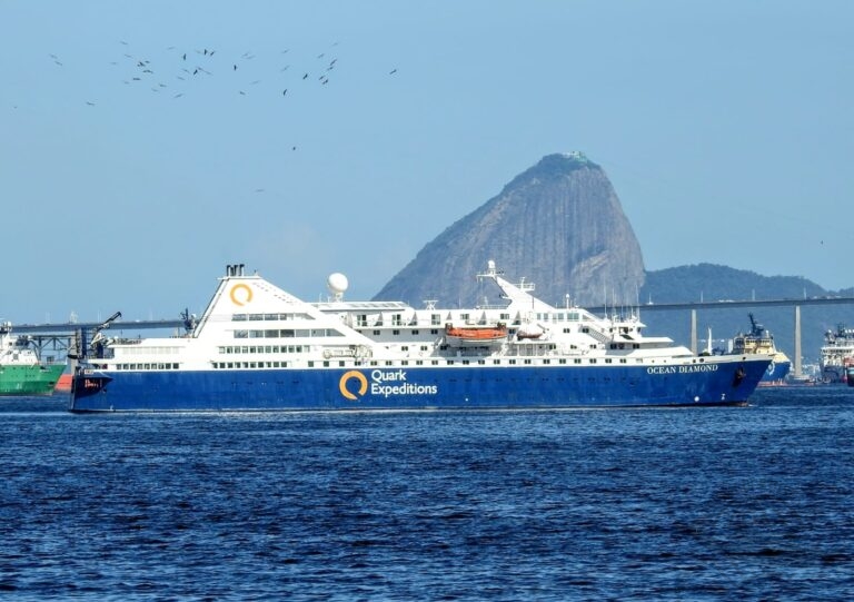 navio de cruzeiro abandonado