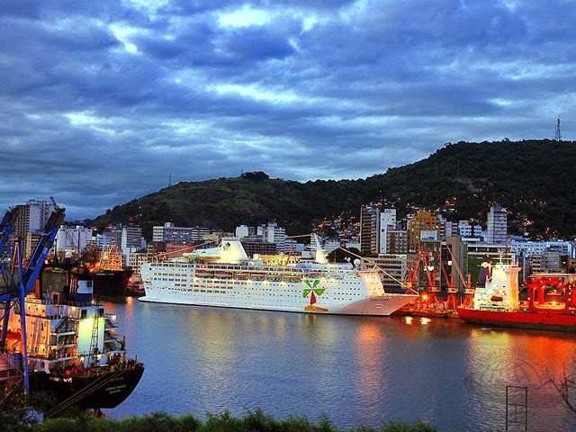 Navio de cruzeiro em Vitória
