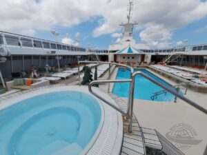 Crystal Serenity (12) Outra vista da piscina, com destaque para a jacuzzi