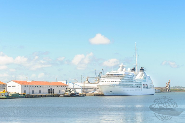 Navio da Seabourn atracado em Recife