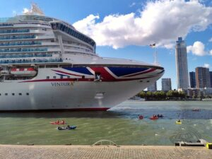 ativistas bloqueiam navio de cruzeiro