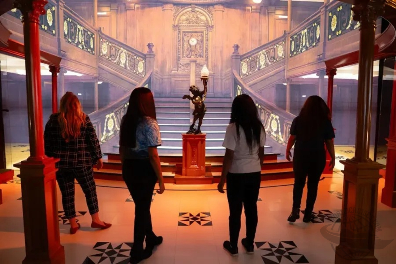 exposição Titanic escadaria artefatos