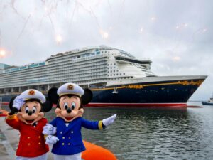 navio da Disney com montanha-russa