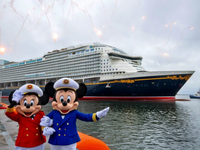 navio da Disney com montanha-russa