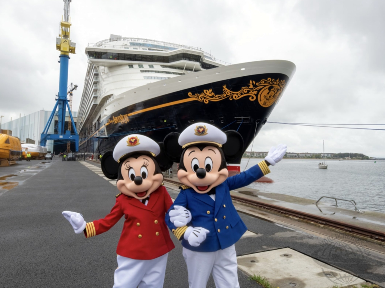 navio da Disney com montanha-russa