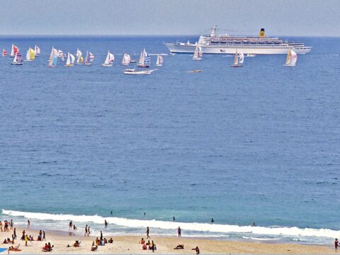 A cena de filme em Copacabana que foi real: um transatlântico dando a largada para uma regata