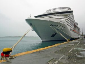 MSC Preziosa atraca em Salvador