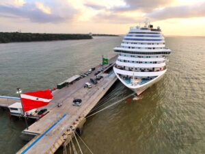 Governador do Pará visita navios COP30