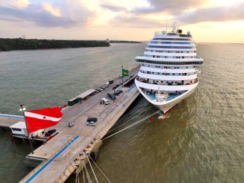 Governador do Pará visita navios COP30