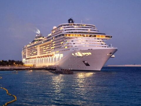 MSC Divina iluminado visto ao anoitecer nas Bahamas