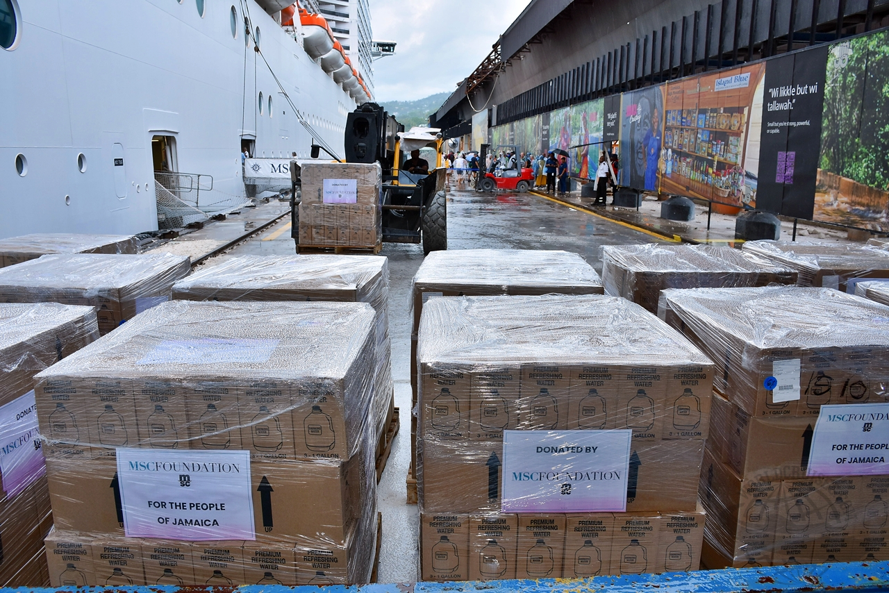 ajuda humanitária MSC Divina Jamaica