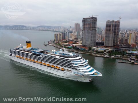 Costa Favolosa sai de Santos