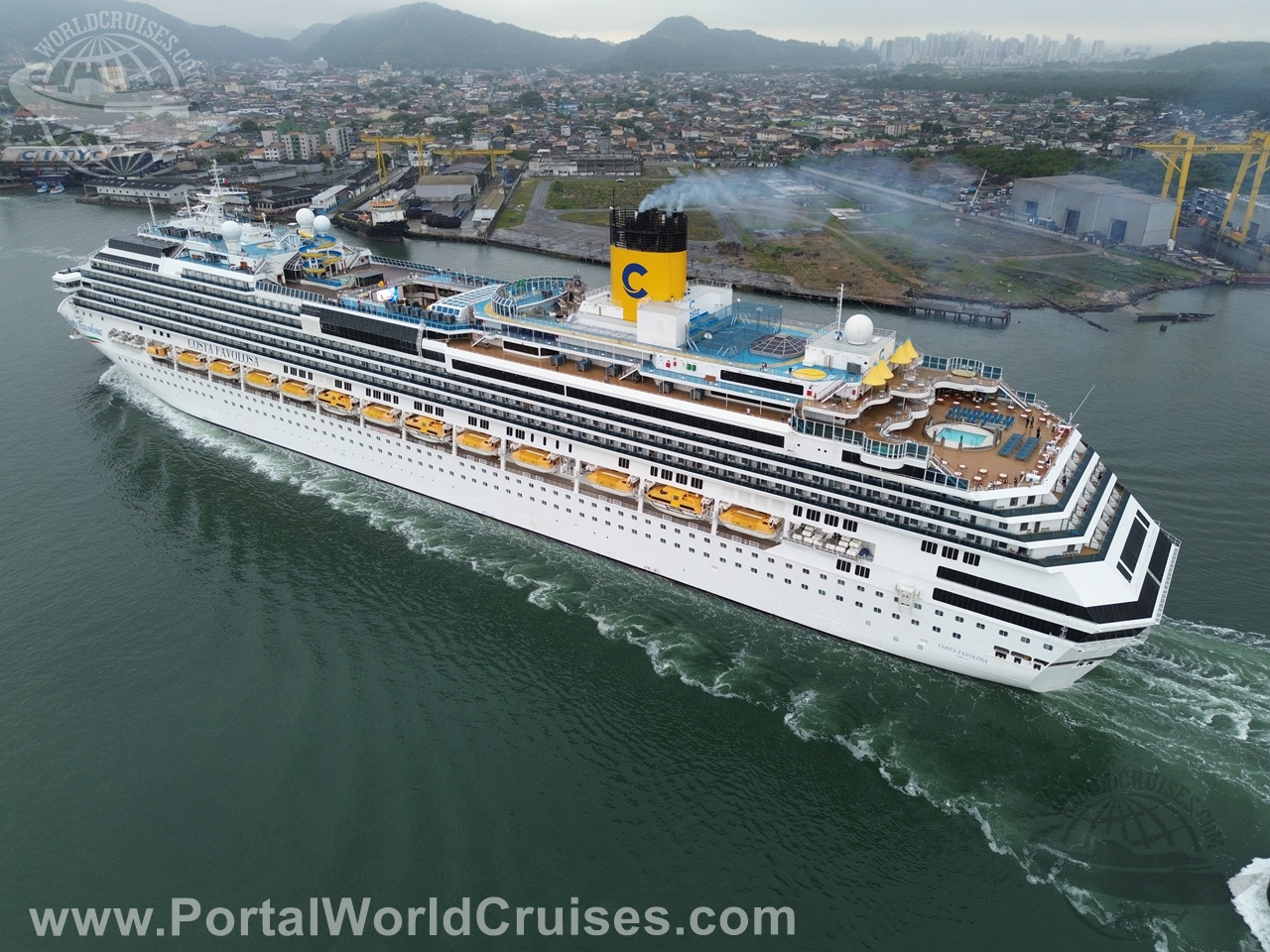 Costa Favolosa sai de Santos