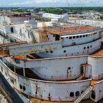 SS United States sem chaminés atracado em Mobile durante preparação para afundamento controlado na Flórida