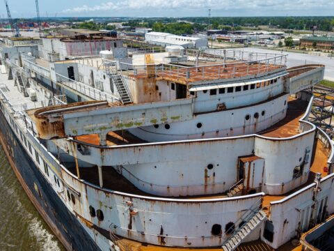 SS United States sem chaminés atracado em Mobile durante preparação para afundamento controlado na Flórida