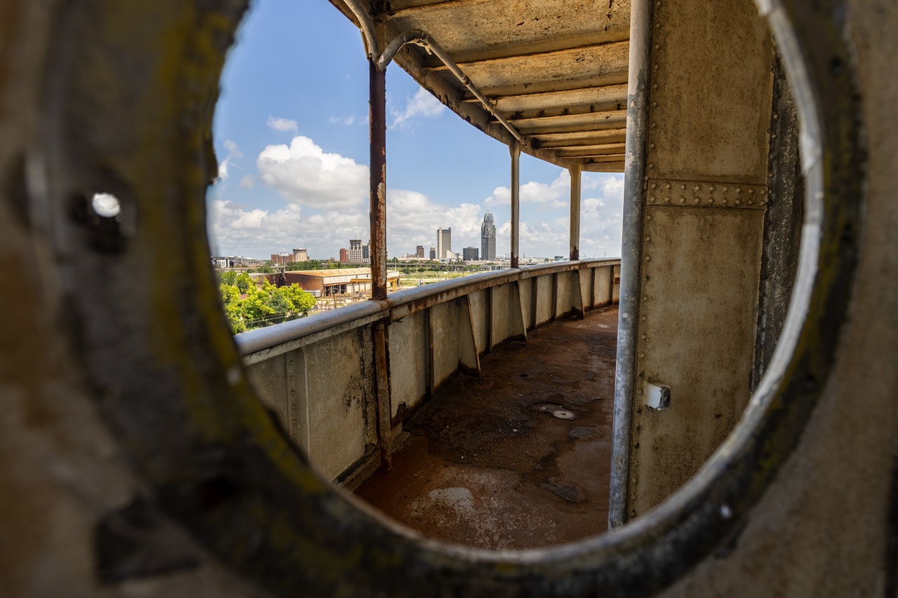 Área interna do SS United States após processo de descontaminação e preparação para afundamento