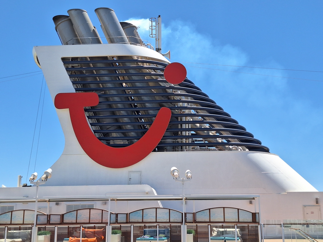 logotipo da TUI Cruises na chaminé do Mein Schiff 5