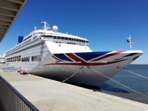 Buenavista, navio da Corazul Cruceros que vai operar no Brasil em 2026/2027, atracado em Lisboa ainda com as cores da P&O Cruises