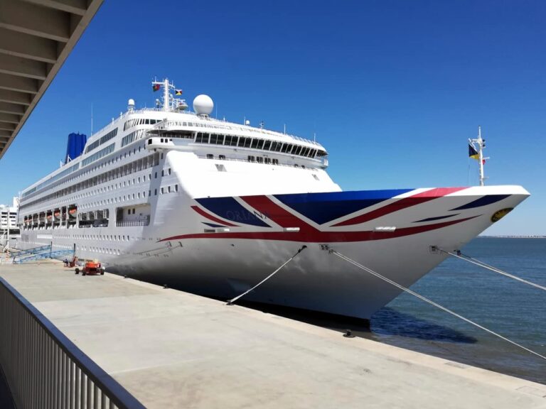 Buenavista, navio da Corazul Cruceros que vai operar no Brasil em 2026/2027, atracado em Lisboa ainda com as cores da P&O Cruises