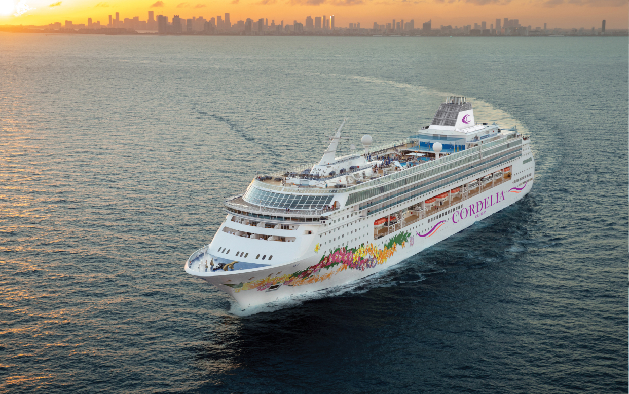 Antigo Norwegian Sky é visto com sua nova aparência, navegando nos arredores de Miami ao pôr do sol
