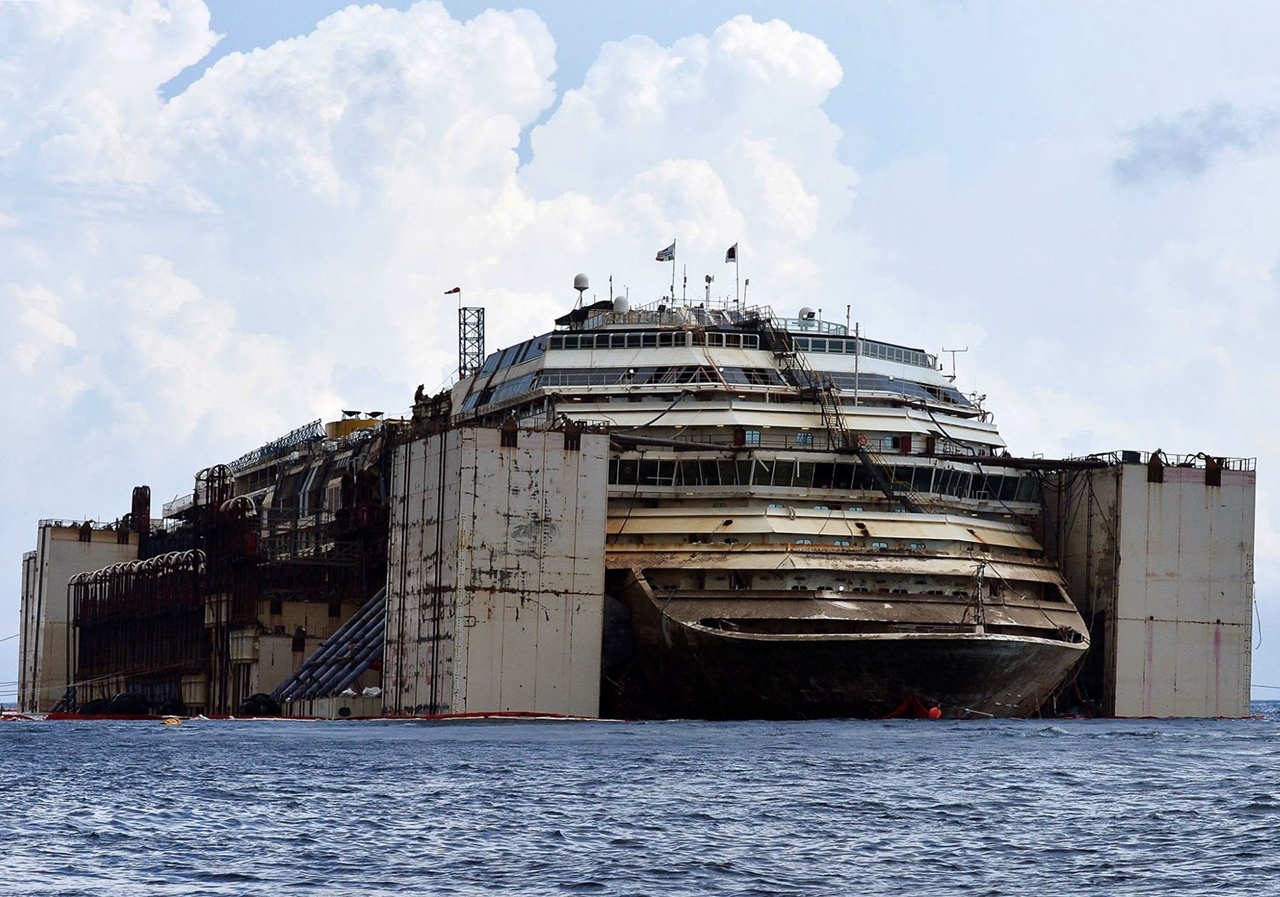 Costa Concordia embarca em sua última viagem após ser reflutuado