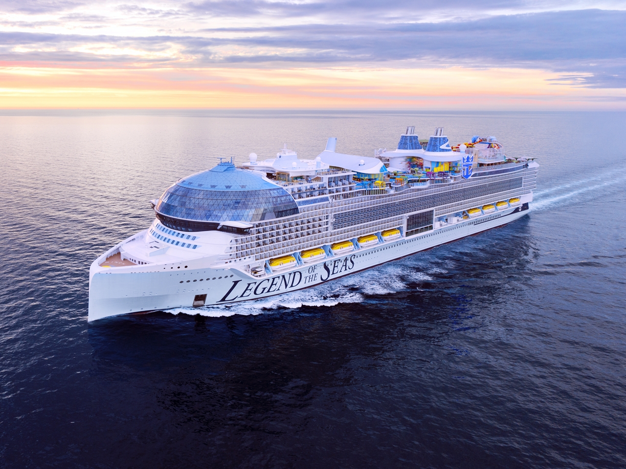 Vista aérea do Legend of the Seas, um dos maiores navios do mundo, em navegação