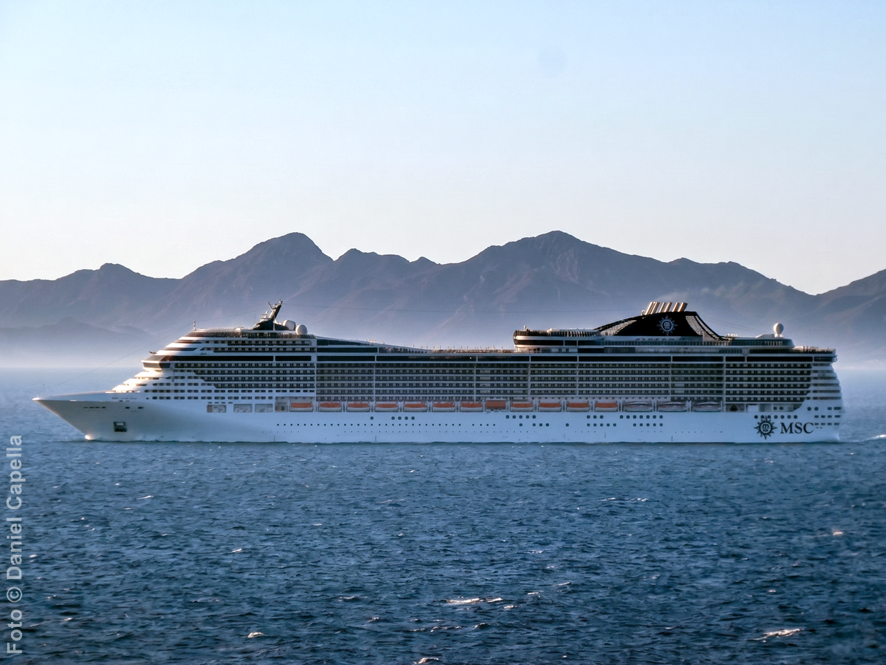 MSC Divina em navegação no Mediterrâneo