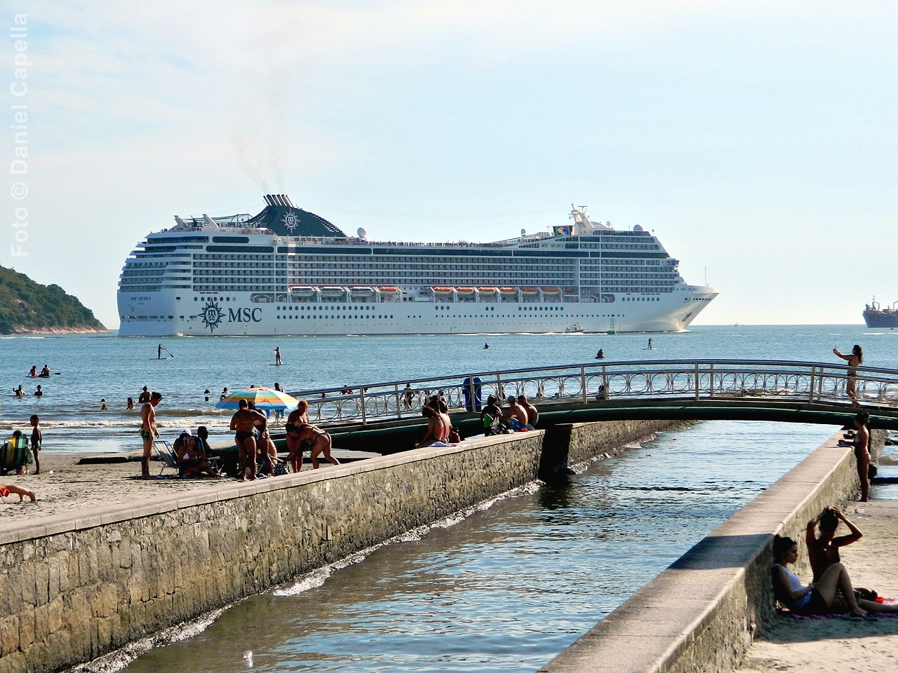Vista lateral do navio MSC Musica navegando ao deixar o Porto de Santos em 2017