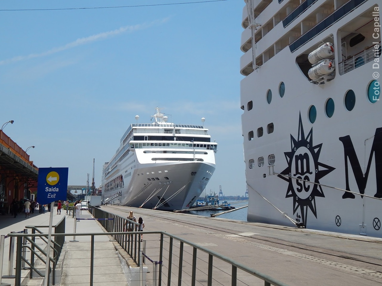 Perspectiva a partir do cais mostrando dois navios da frota da MSC Cruzeiros atracados no terminal portuário