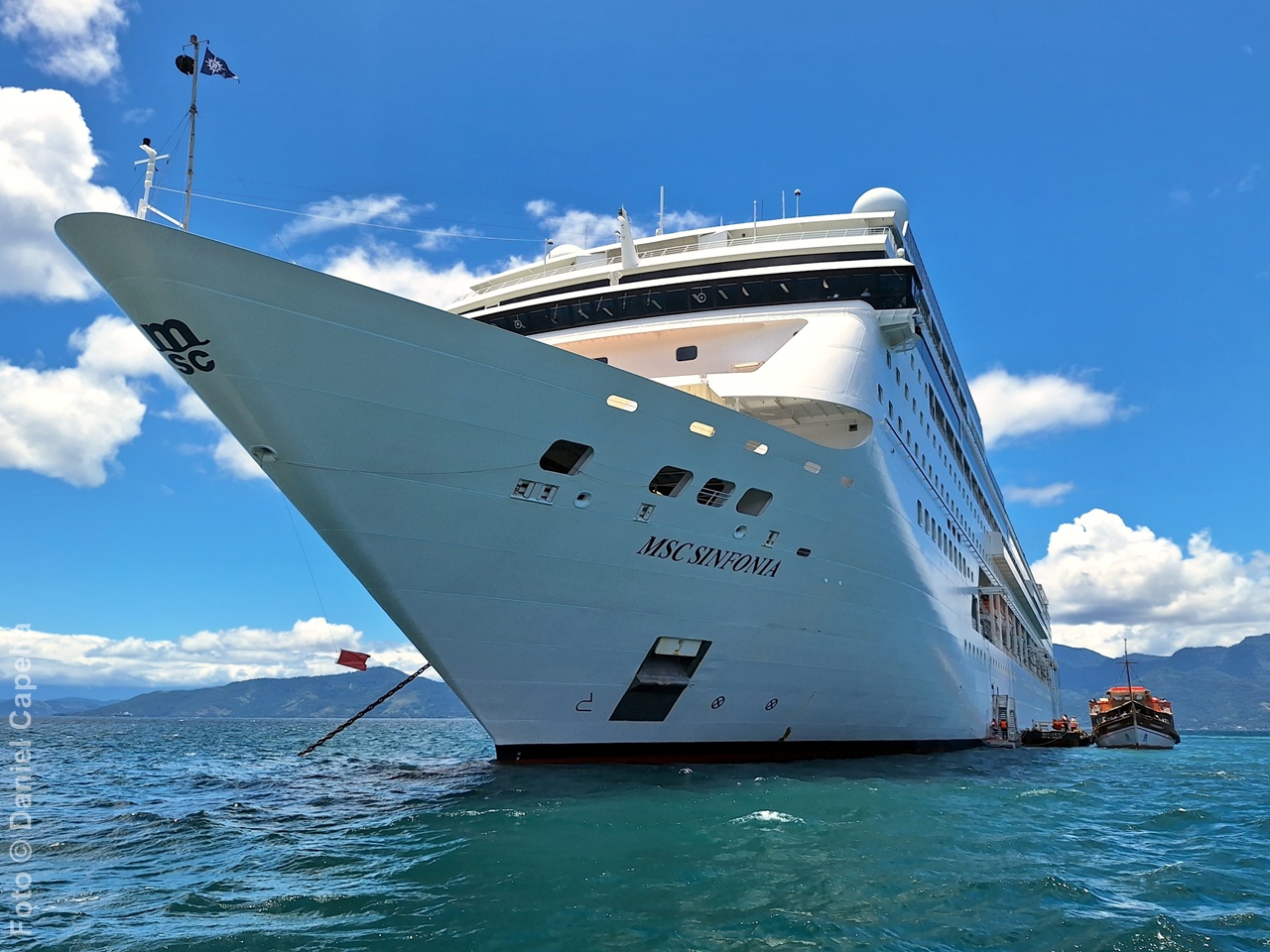 MSC Sinfonia fundeado em Ilha Grande