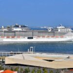 MSC Virtuosa em navegação no segundo plano