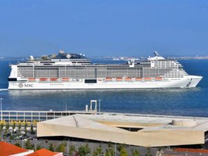 MSC Virtuosa em navegação no segundo plano
