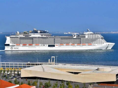 MSC Virtuosa em navegação no segundo plano