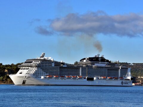 MSC Virtuosa navegando ao se aproximar do porto de Lisboa