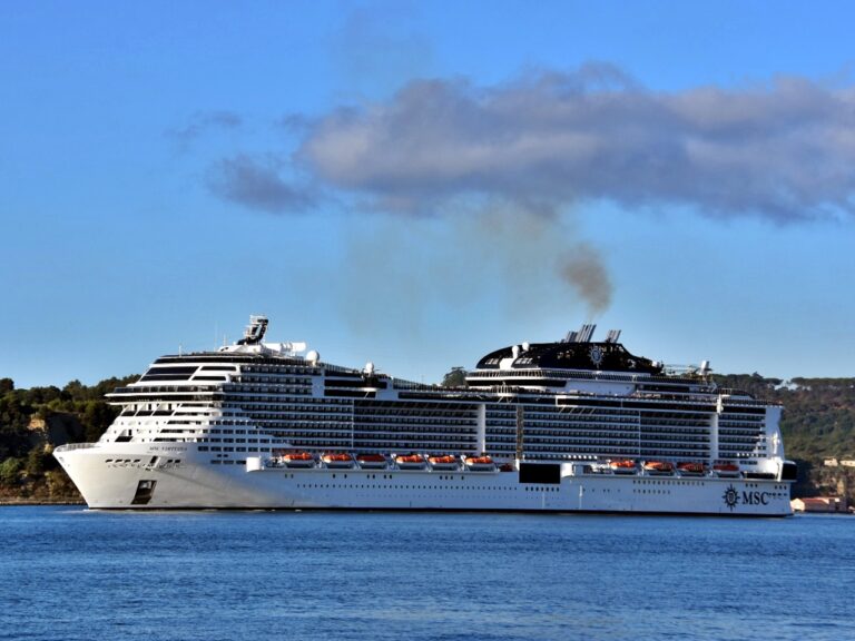 MSC Virtuosa navegando ao se aproximar do porto de Lisboa