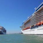 Dois navios de cruzeiro atracados em porto simultaneamente