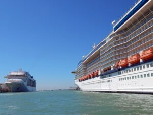 Dois navios de cruzeiro atracados em porto simultaneamente