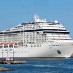 Perfil exterior do MSC Musica navegando, exibindo a estrutura dos conveses e varandas de passageiros