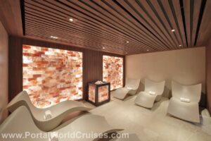 Interior da nova sala de sal do MSC Aurea Spa, com paredes iluminadas de sal do Himalaia, teto de madeira e espreguiçadeiras ergonômicas claras, parte da reforma do MSC Musica