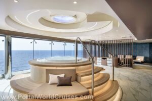 Nova área de relaxamento e hidromassagem interna do MSC Aurea Spa, com escadaria e acabamentos em madeira