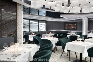 Salão interno do restaurante exclusivo do MSC Yacht Club com mesas preparadas para o jantar e cadeiras verdes