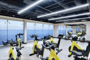 Bicicletas ergométricas de spinning na nova academia da embarcação, voltadas para o oceano