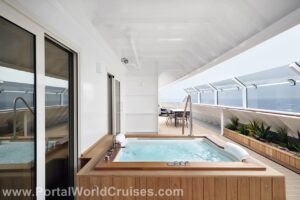 Terraço privativo de uma suíte com banheira de hidromassagem externa em deck de madeira e vista para o mar