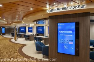 Balcão de atendimento do MSC Future Cruises a bordo, equipado com painéis digitais interativos
