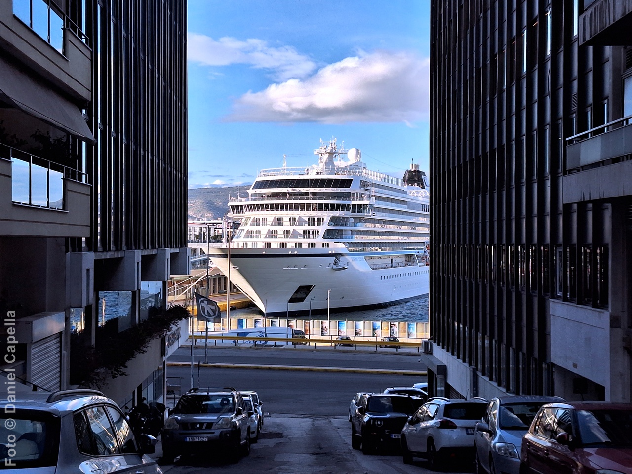 Navio da Viking Cruises visto em Atenas, na Grécia