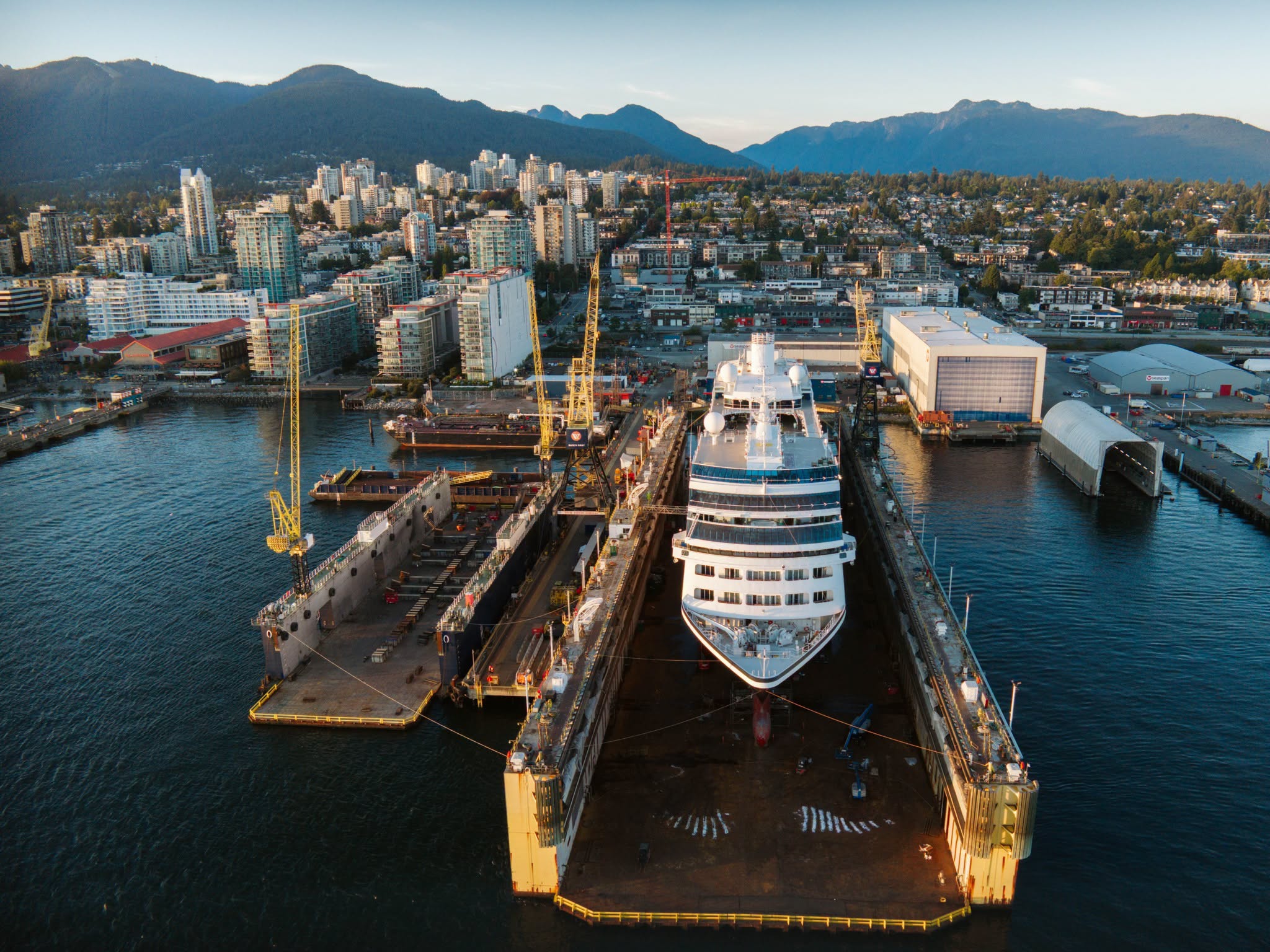 Azamara em docas-eca